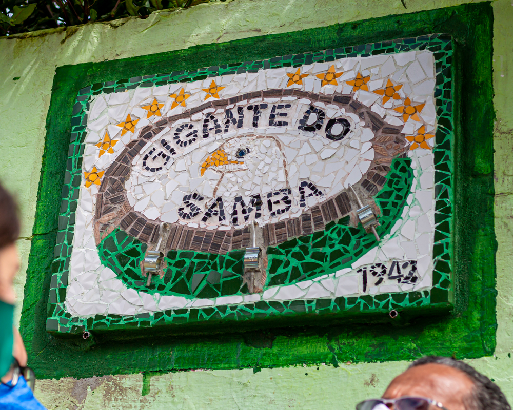 Escola de Samba Gigante do Samba recebe placa criativa de sinalização turística