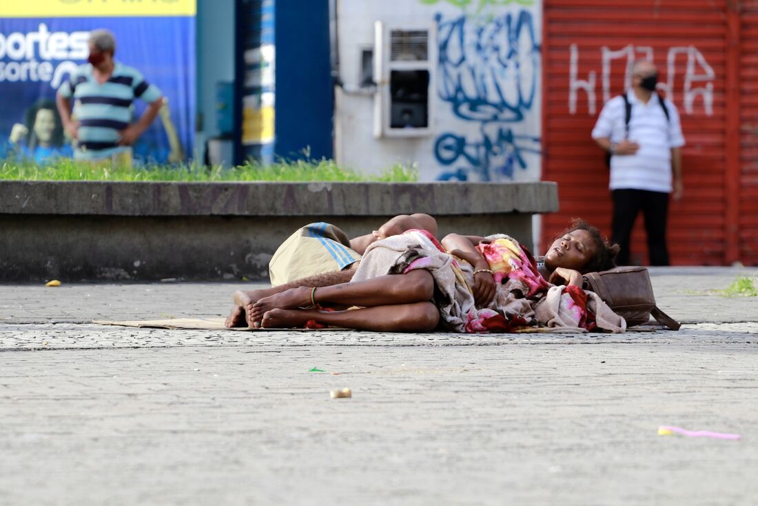 Casal dorme no chão da Praça da Independência, no centro do Recife