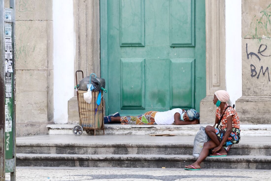 Mulheres em situação de rua na Praça da Independência, centro do Recife