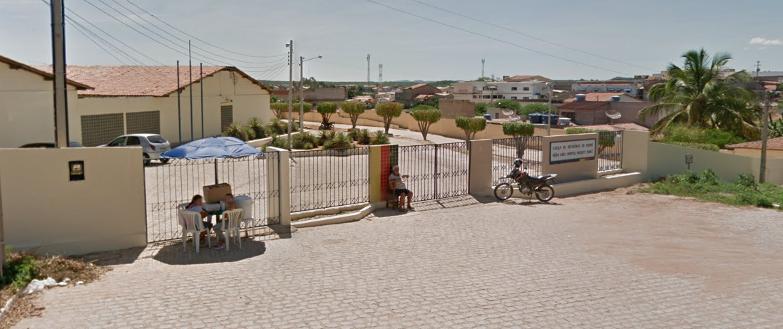 Fachada da Escola de Referência em Ensino Médio (EREM) Aura Sampaio Parente Muniz