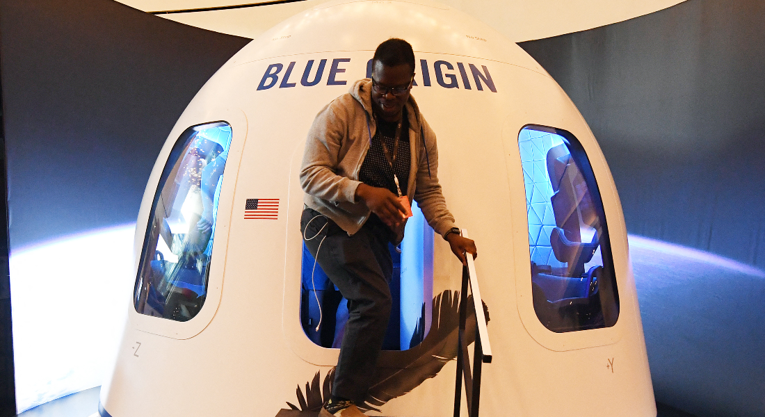 Participantes deixando o Blue Origin Space Simulator durante a conferência Amazon em 2019