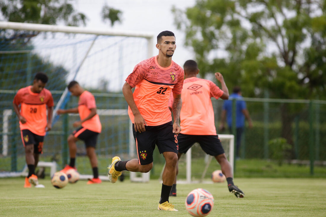 Gustavo voltou a trabalhar e vai reforçar Sport na semifinal