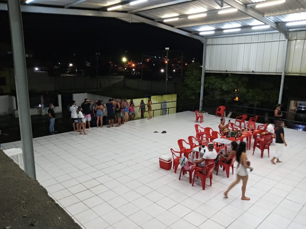 Mais de 40 pessoas estavam na casa de festas no momento da fiscalização