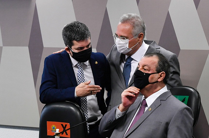 Randolfe Rodrigues (vice-presidente), Renan Calheiros (relator) e Omar Aziz (presidente) em reunião da CPI da Pandemia