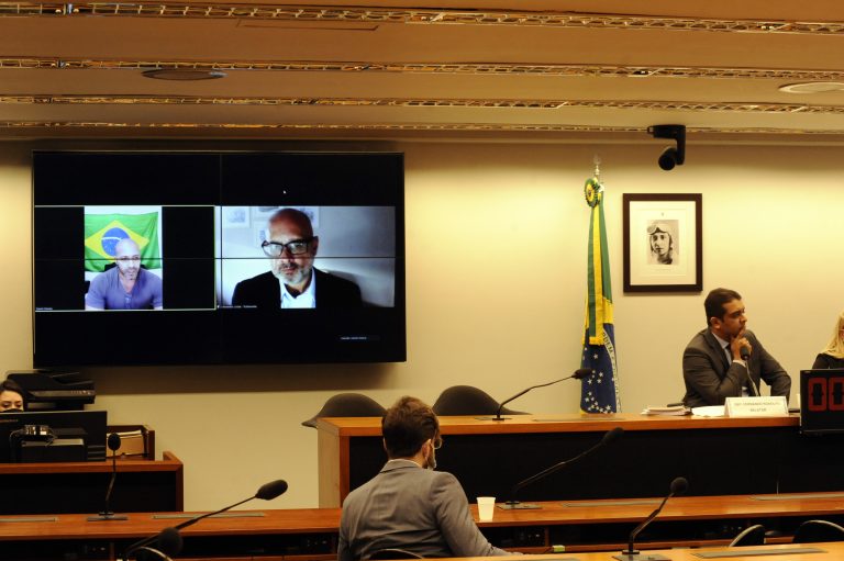 Fernando Rodolfo, na mesa, já ouviu testemunhas de Daniel Silveira (à esquerda no telão)