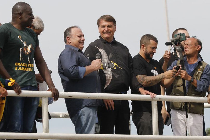 Presidente Bolsonaro e ex-ministro da Saúde, Eduardo Pazuello em palanque no Rio