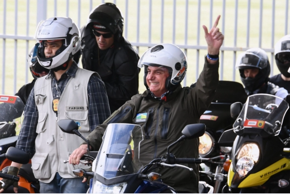 Presidente passeou de moto e voltou a provocar aglomeração neste domingo de Dia das Mães