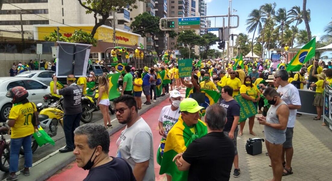 Em Boa viagem, manifestantes vestem verde e amarelo