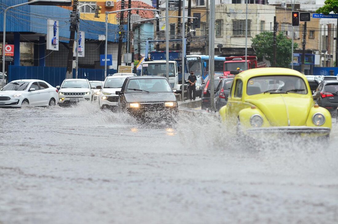 Ponto de alagamento na avenida Norte, no Recife