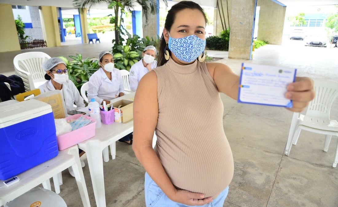 Laila Feitosa, grávida de nove meses, conseguiu se vacinar após mudança de protocolo