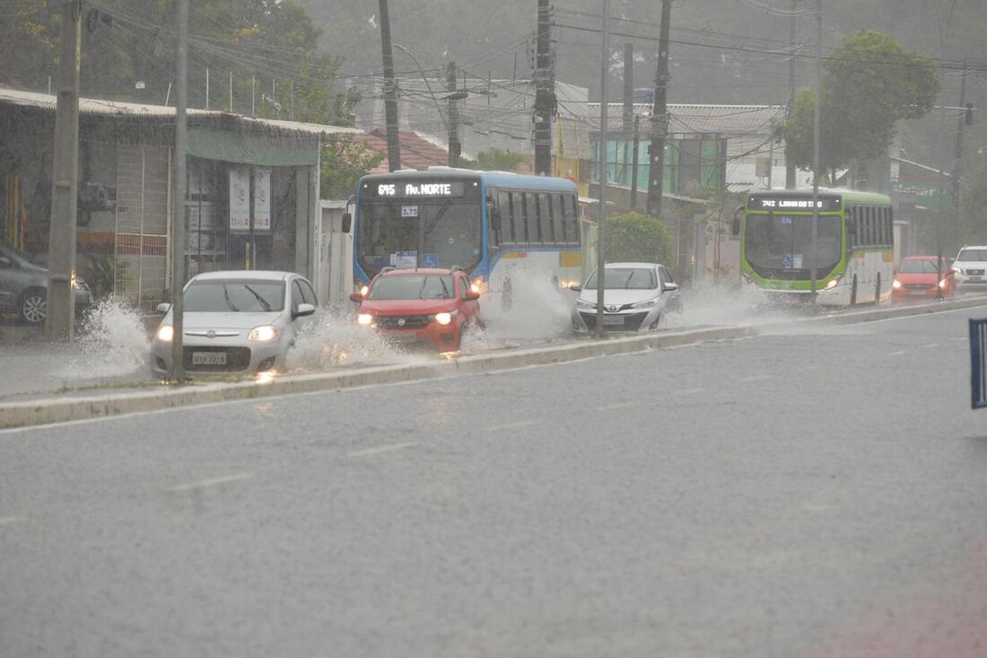 Alagamento na avenida Norte por causa das chuvas