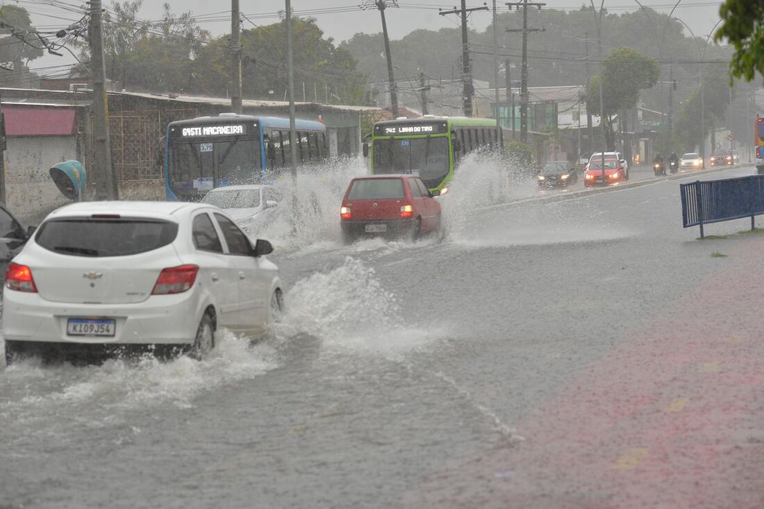 Alagamento na avenida Norte por causa da chuva