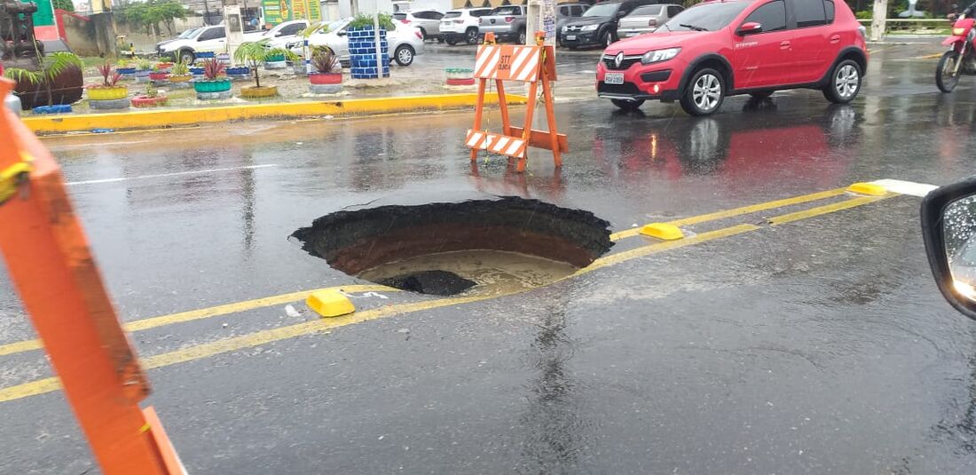 Cratera na Avenida Fagundes Varela, no bairro de Jardim Atlântico, em Olinda