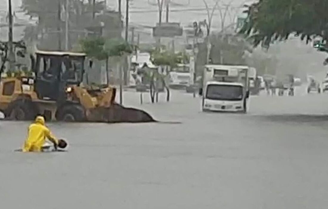 Caminhão com vacinas da Pfizer preso em alagamento na Av Recife.