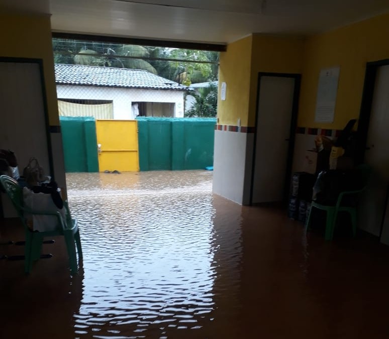 Creche Lar Esperança, em Jaboatão, foi invadida pela água das chuvas