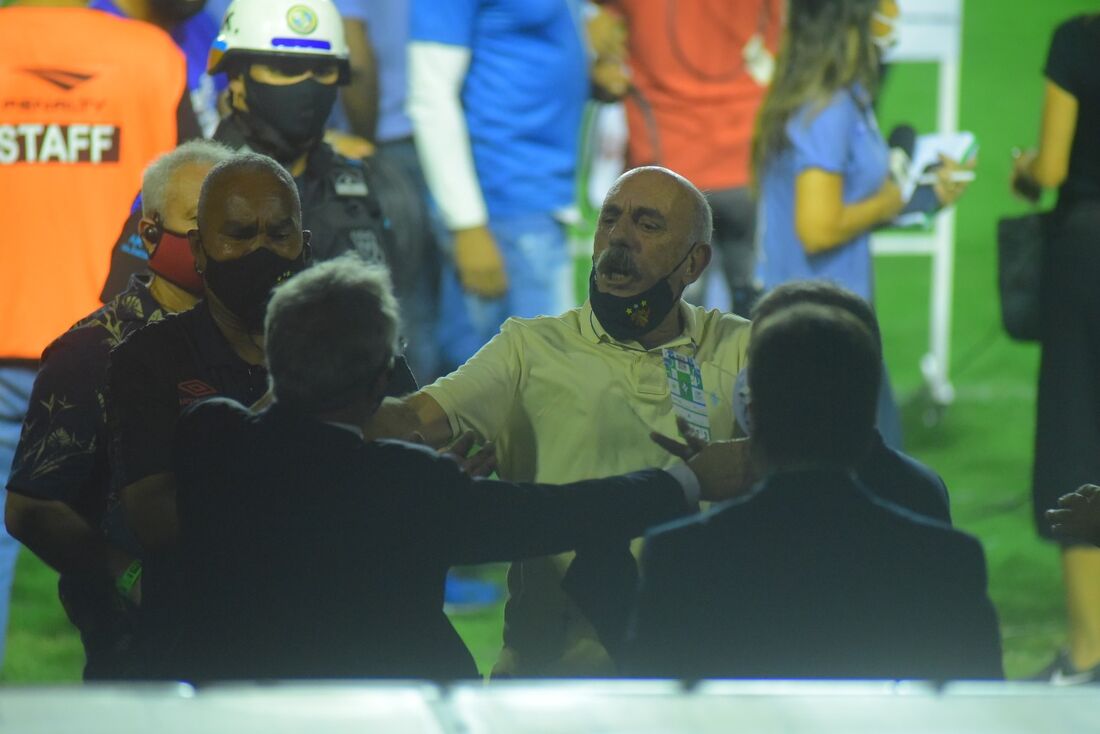 Fred Domingos, dirigente do Sport, discute com o presidente da FPF, Evandro Carvalho