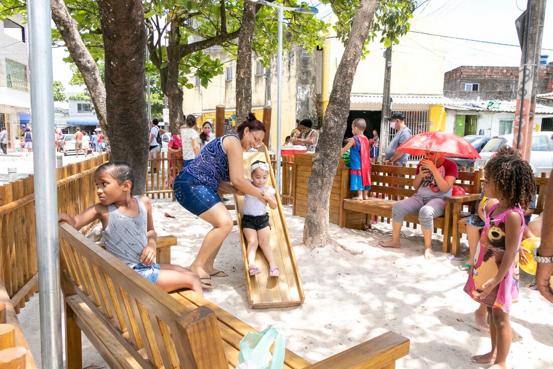 Famílias brincando na praça