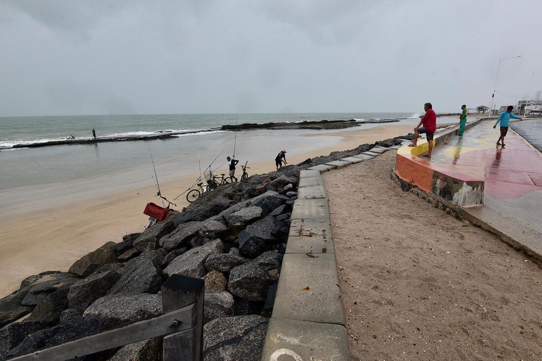 Alguns ainda insistiram em frequentar praia e calçadão, que é proibido no decreto