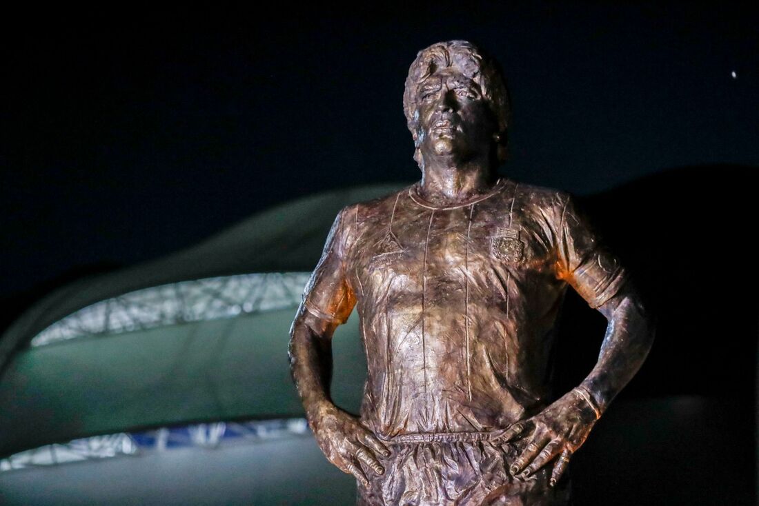 Estátua de Maradona