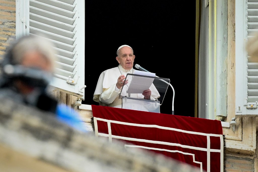 Papa Francisco fala a fiéis na Praça de São Pedro, no Vaticano