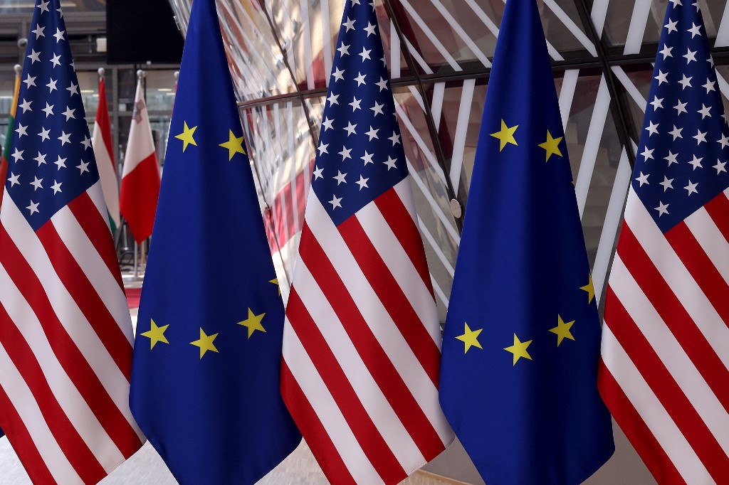 Bandeiras dos Estados Unidos e da União Europeia