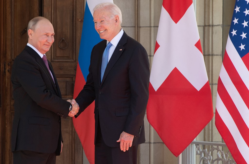 Putin e Biden apertam as mãos em encontro em Villa La Grange, Genebra