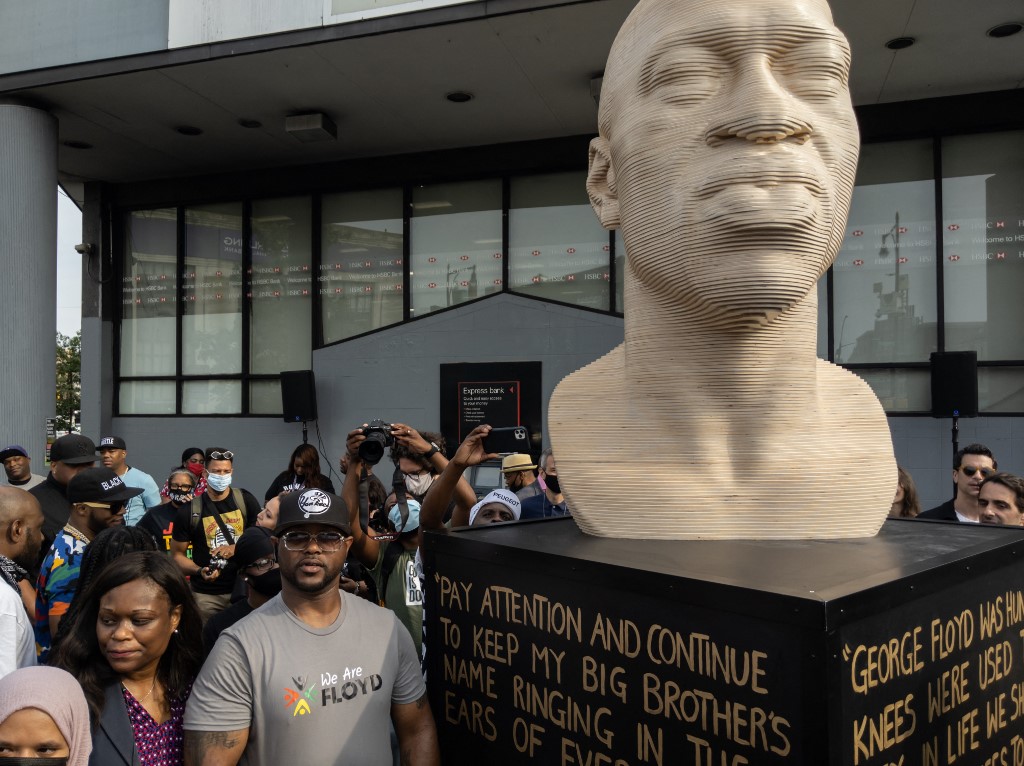 Estátua em homenagem a George Floyd, em Nova York, inaugurada em junho de 2021