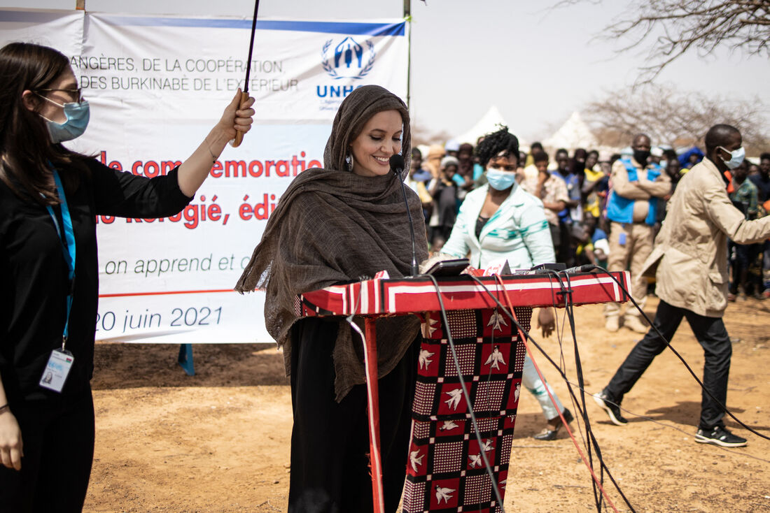 A atriz Angelina Jolie, enviada especial do Alto Comissariado das Nações Unidas para Refugiados (ACNUR), fala com refugiados do Mali, em Goudebo