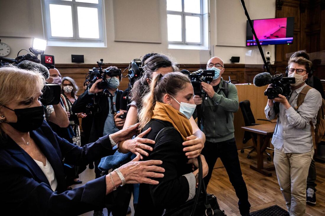 A acusada Valerie Bacot chegando ao tribunal