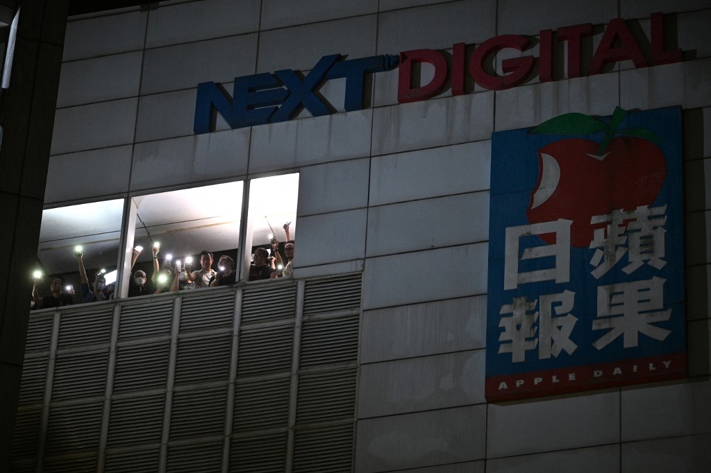 Funcionários do jornal Apple Daily agradecem o apoio recebido pelos leitores