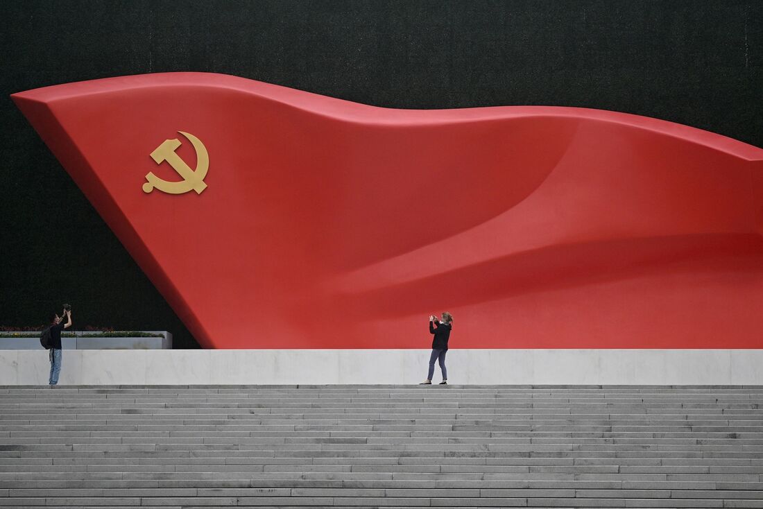 Escultura da bandeira nacional durante visita ao Museu do Partido Comunista da China