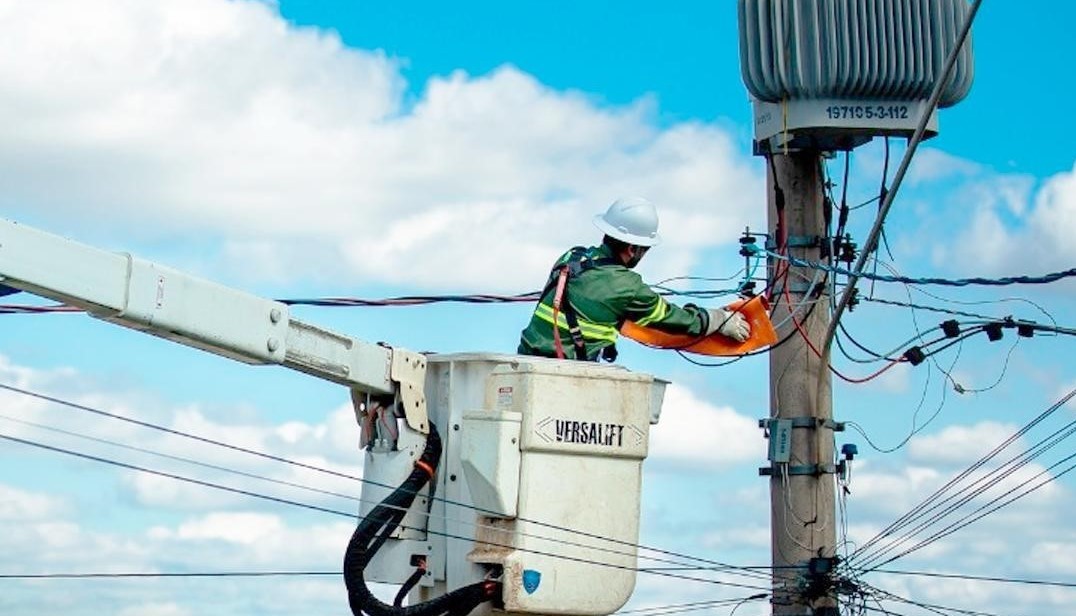 Celpe busca pessoa que matou eletricistas