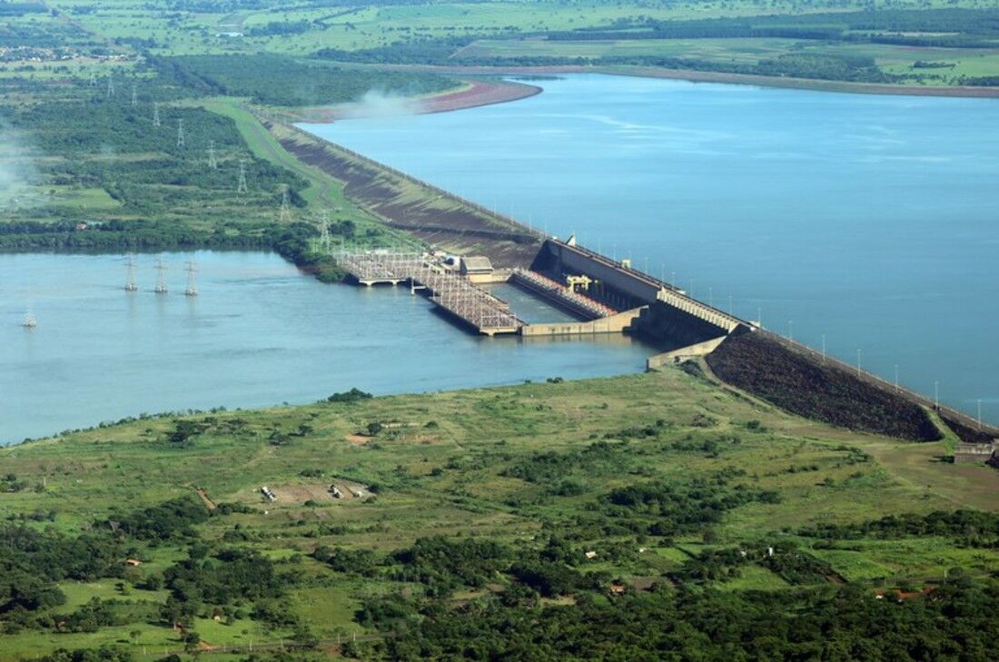 Hidrelétrica de Ilha Solteira no rio Paraná (MS/SP)