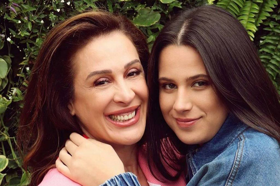 Claudia Raia posa com a filha Sophia Raia