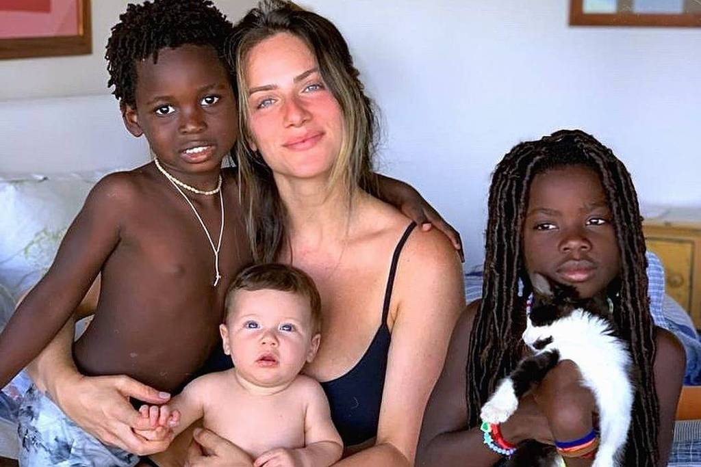 Giovanna Ewbank com os filhos Bless, Zyan e Titi Ewbank Gagliasso