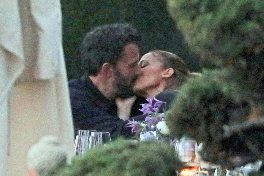 Ben Affleck e Jennifer Lopez trocam um beijo no jantar