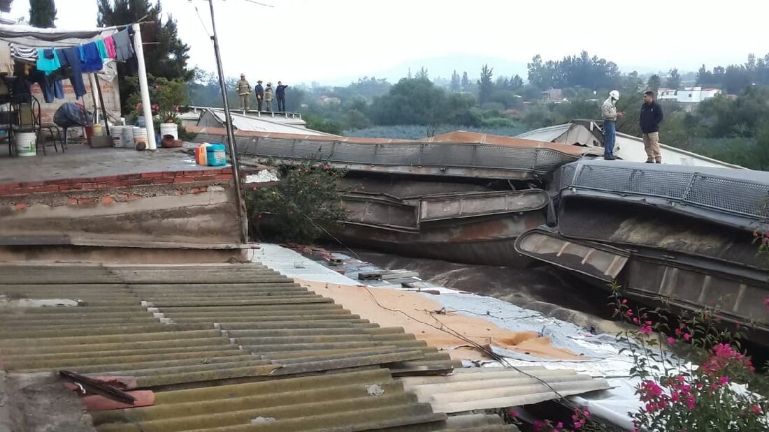 Parte da estrutura do trem ficou sobre as casas