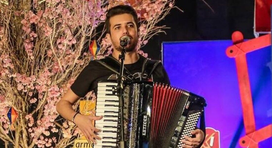 O cantor e instrumentista Luan Estilizado