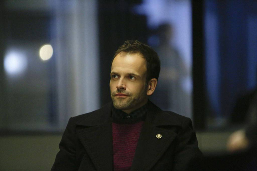 O ator Jonny Lee Miller em cena da série