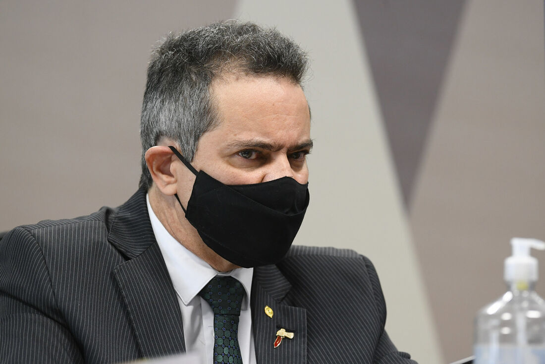 À mesa, em pronunciamento, ex-secretário-executivo do Ministério da Saúde, coronel Antônio Elcio Franco Filho