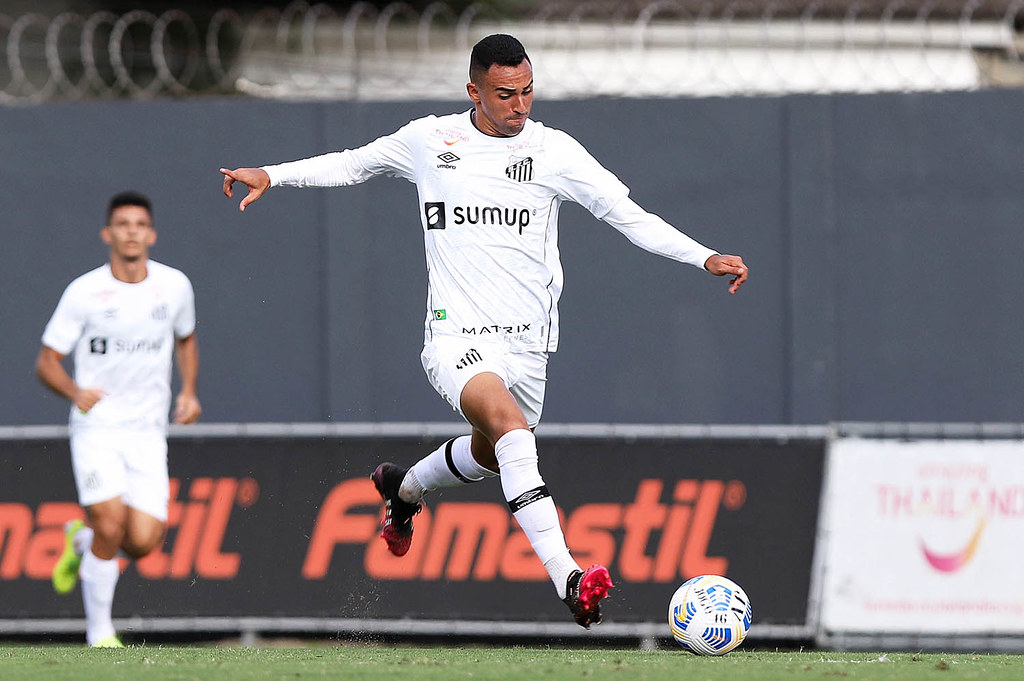 Guilherme Nunes em ação pelo Sub-23 do Santos