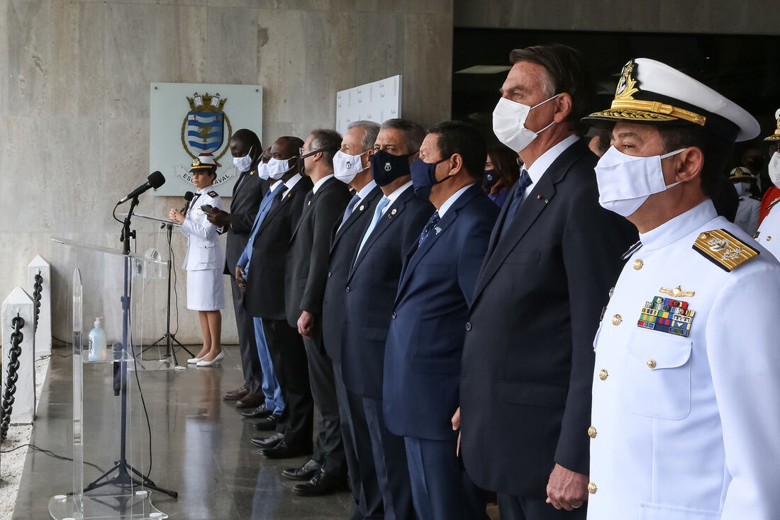 Presidente participou de evento militar no dia em que protestos contra ele tomaram o País