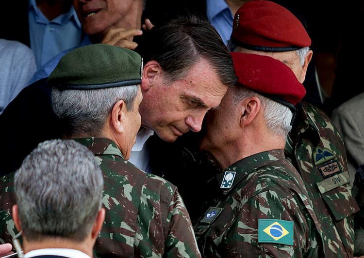 Bolsonaro editou decreto liberando militares da ativa no governo