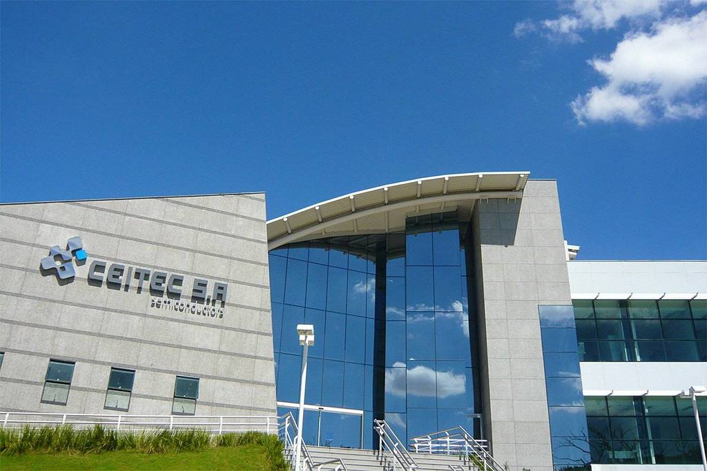 entro de Excelência em Tecnologia Eletrônica Avançada, fábrica estatal para a produção de chips, inaugurada em fevereiro de 2010 em Porto Alegre