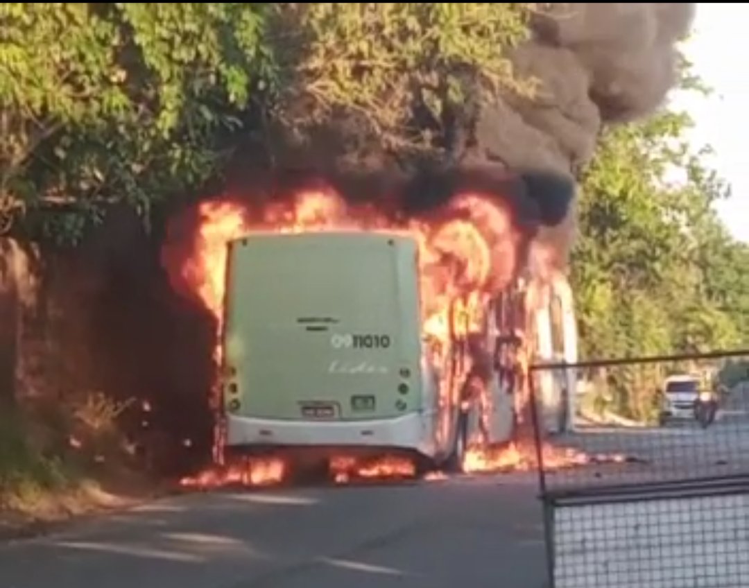 Ônibus são queimados em reação violenta em Manaus