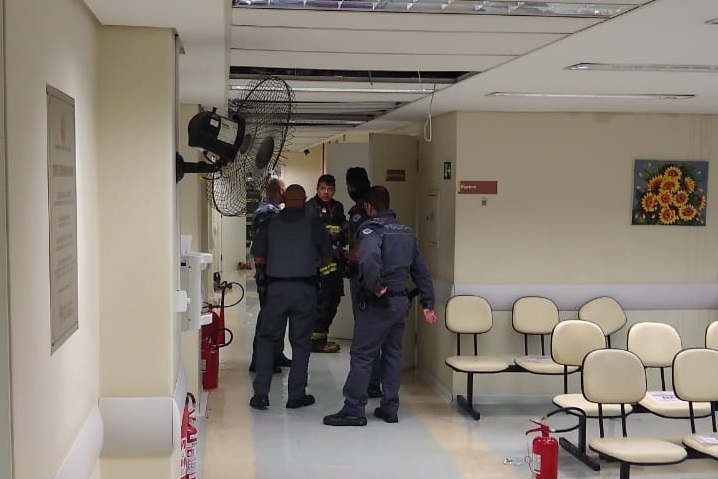 Corpo de bombeiros no local do incidente