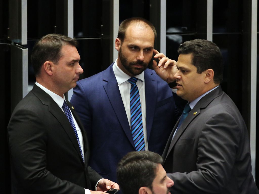 O senador Flavio Bolsonaro e o deputado Eduardo Bolsonaro, conversam com o presidente do Senado 