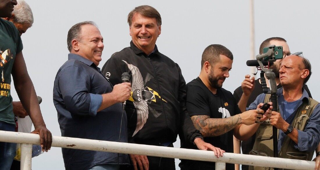 Pazuello e Bolsonaro em ato