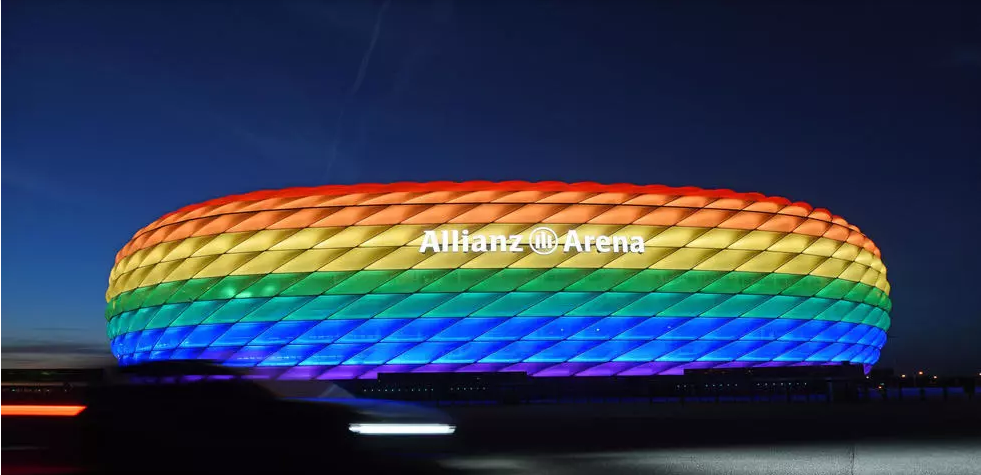 O estádio de Munique iluminado com as cores do arco-íris, que representam a comunidade LGBT, em foto de 9 de julho de 2016