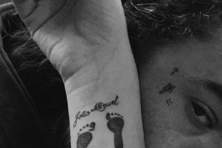 Whindersson Nunes e Maria Lina fazem tatuagens em homenagem ao filho